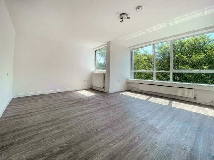 Apartment To Rent In Avenue Road, N6