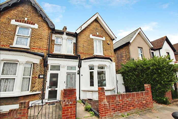 3 Bedroom Semi Detached House For Sale In Abbey Grove, Abbey Wood, SE2