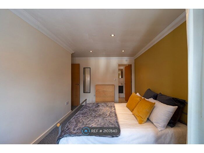 6 Bedroom Semi-Detached House To Rent In Radcliffe Mount, Nottingham, NG2