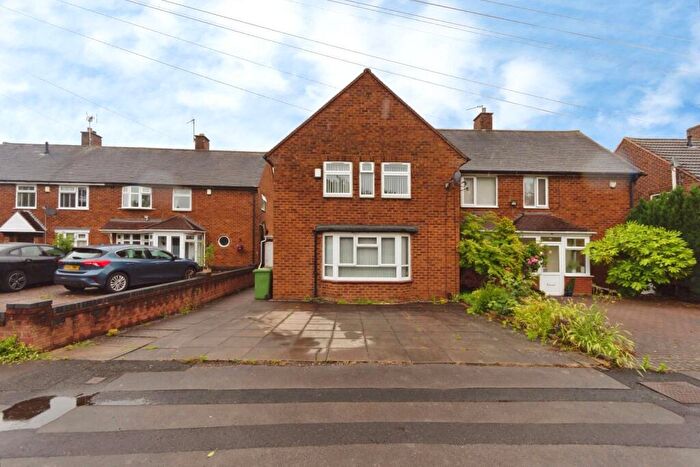3 Bedroom Semi Detached House For Sale In Daylesford Road, Solihull, West Midlands, B92