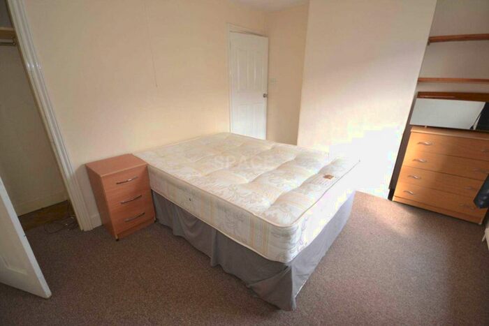 3 Bedroom Terraced House To Rent In Cardigan Road, Reading, Berkshire, RG1