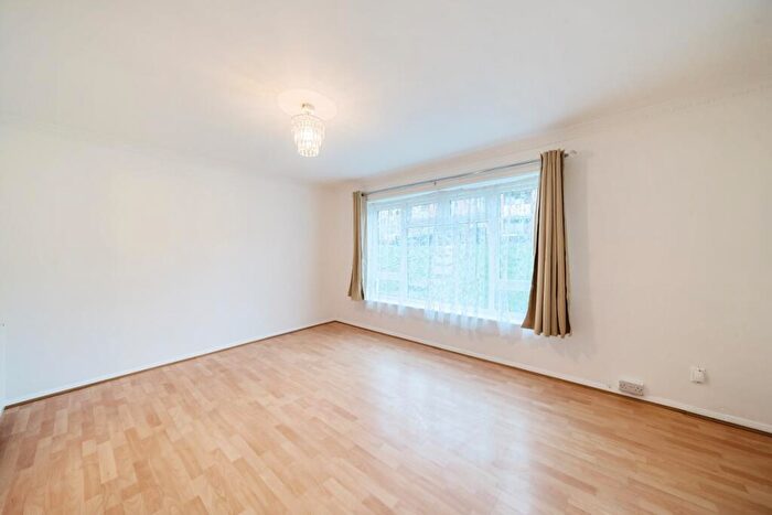 2 Bedroom Flat To Rent In Coppetts Road London, N10