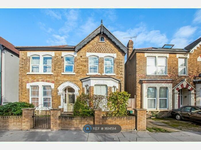 Studio To Rent In Whitworth Road, London, SE25