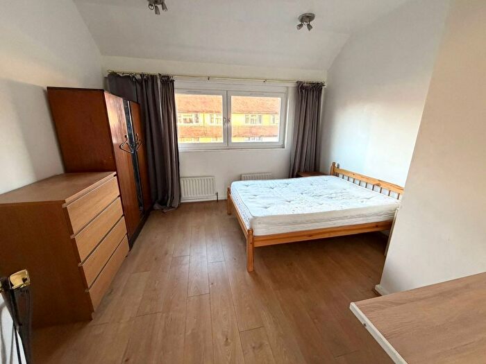 3 Bedroom Town House To Rent In Hazel Way, London, SE1