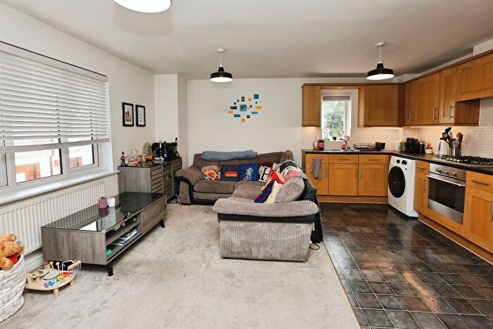 2 Bedroom Flat For Sale In Francis Copse, Colden Common, Winchester, SO21