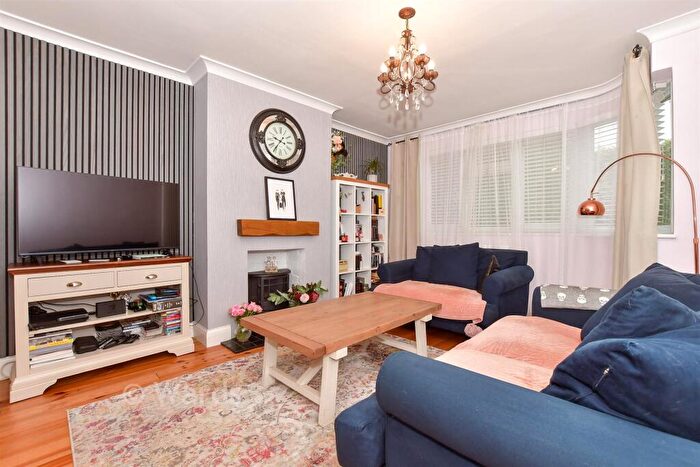 3 Bedroom Semi Detached House For Sale In Castle Way, Leybourne, Kent, ME19