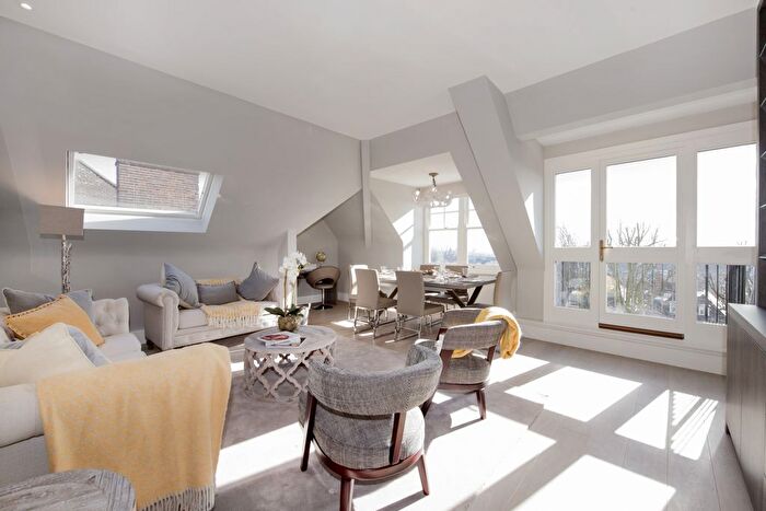 3 Bedroom Flat To Rent In Lyndhurst Lodge, Lyndhurst Road, Hampstead, NW3