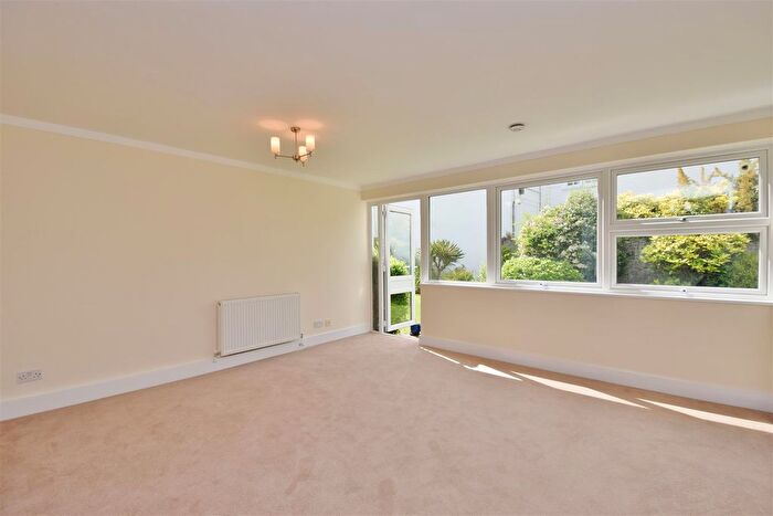 2 Bedroom Flat To Rent In Kings Paddock, Hampton, TW12