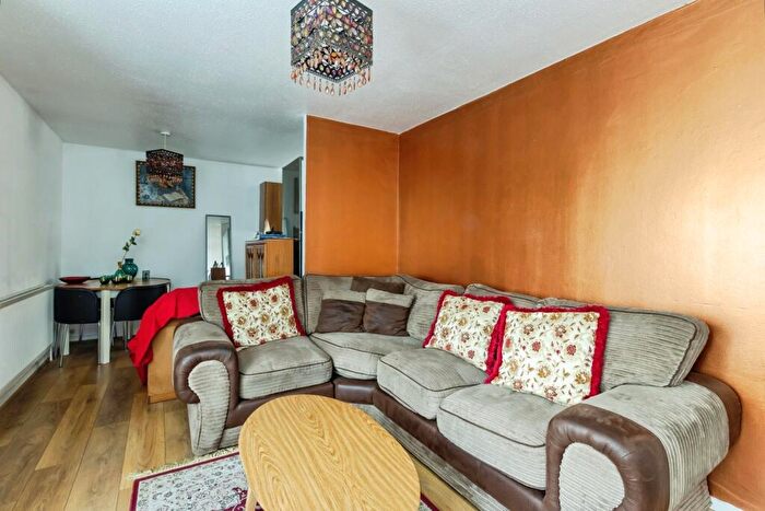 1 Bedroom Flat To Rent In Ladysmock Gardens, Nottingham, NG2