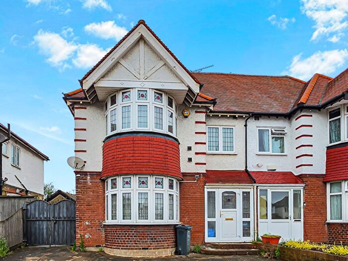3 Bedroom Semi-Detached House For Sale In Great West Road, Hounslow, TW5