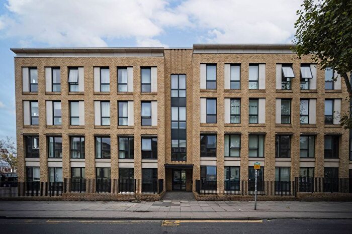 3 Bedroom Flat To Rent In Cambridge Avenue, Kilburn, London, NW6