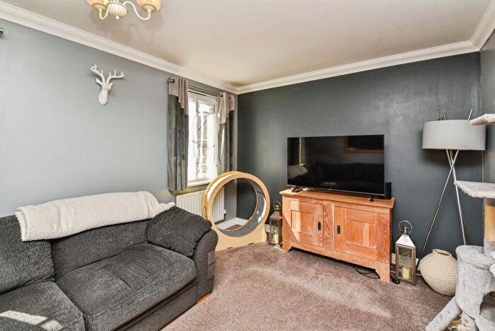 5 Bedroom End Of Terrace House For Sale In Middlefield Road, Chippenham, SN14