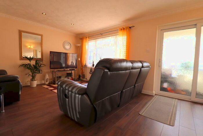 3 Bedroom Semi-Detached House For Sale In Ilford Close, Stopsley, Luton, Bedfordshire, LU2