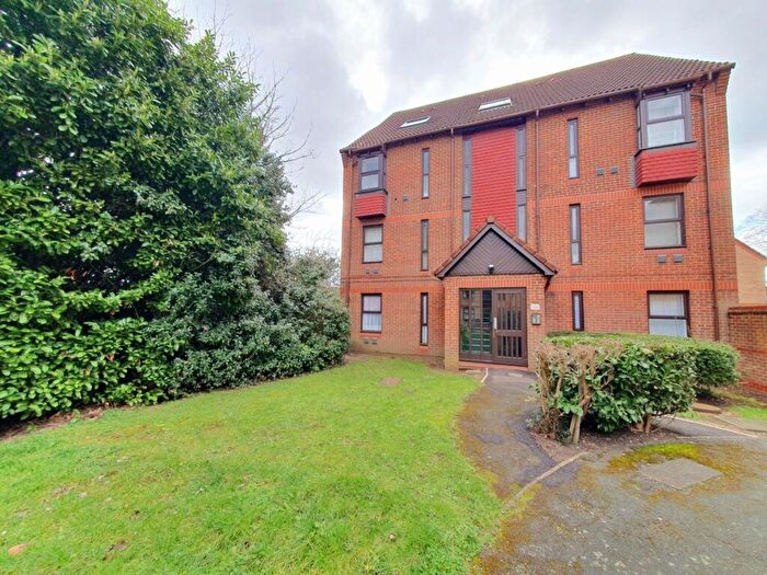 1 Bedroom Flat To Rent In Pilgrims Close, Palmers Green, N13
