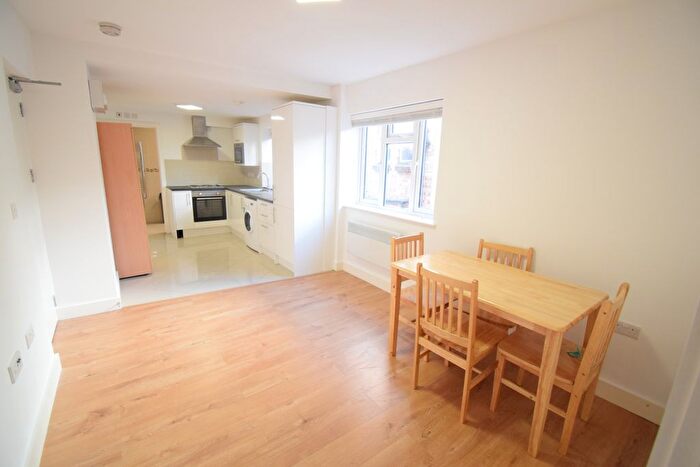 1 Bedroom Flat To Rent In Penwith Road, Earlsfield, South West London, SW18