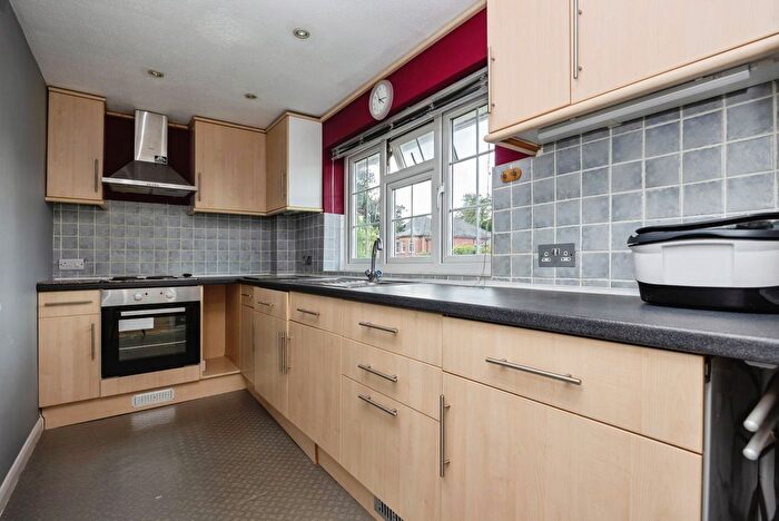 2 Bedroom Flat For Sale In Ferndown Close, Guildford, Surrey, GU1