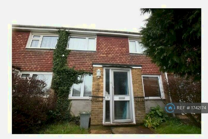 4 Bedroom Terraced House To Rent In Chichester Close, Basildon, SS14