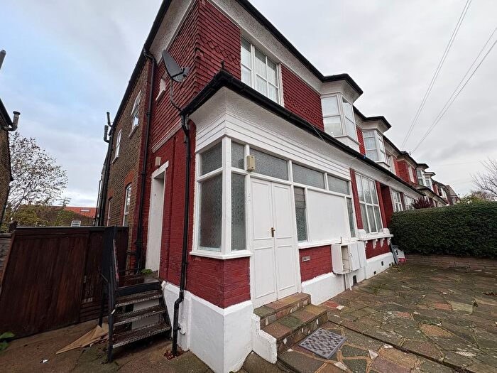 3 Bedroom Flat To Rent In Sylvan Avenue, London, N22