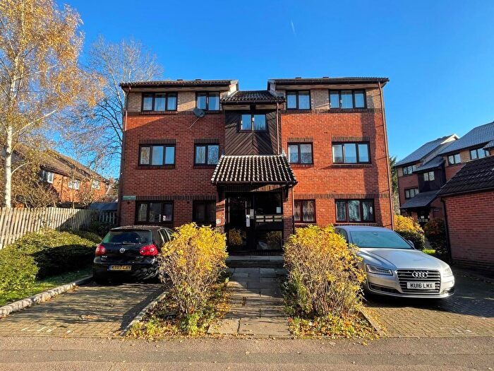 2 Bedroom Flat For Sale In Pavilion Way, Edgware, HA8