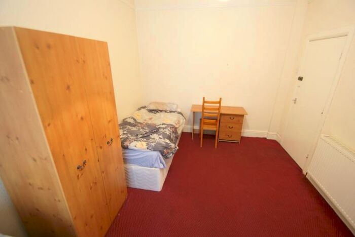 6 Bedroom Terraced House To Rent In Cardigan Road, Hyde Park, Leeds, LS6