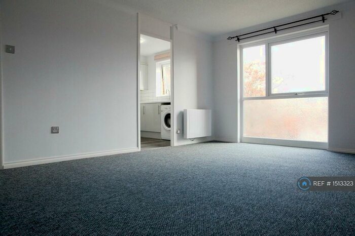 2 Bedroom Flat To Rent In Hogarth Court, Chelmsford, CM1