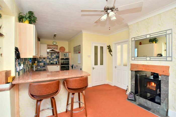 3 Bedroom Terraced House For Sale In Vicarage Close, Halling, Rochester, Kent, ME2