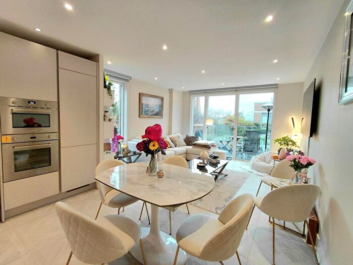 2 Bedroom Flat To Rent In Northway House, Whetstone, London, N20