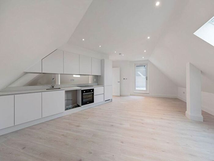1 Bedroom Flat To Rent In Queens Road, Buckhurst Hill, IG9