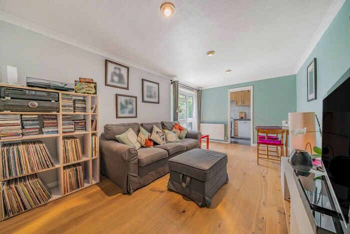 2 Bedroom Flat To Rent In St Anns Hill, Wandsworth, London, SW18