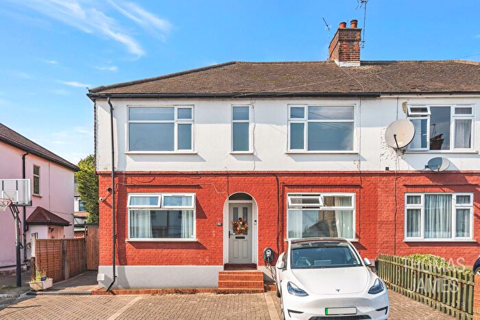 2 Bedroom Maisonette To Rent In Marlborough Gardens, London, N20