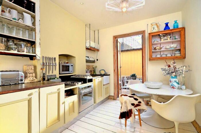 3 Bedroom Flat To Rent In Lavender Hill, Battersea, London, SW11