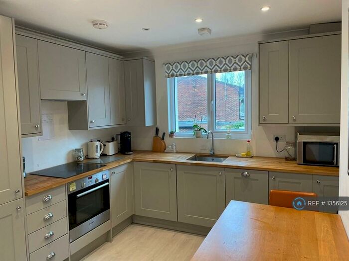 2 Bedroom Maisonette To Rent In Colney Hatch Lane, London, N10