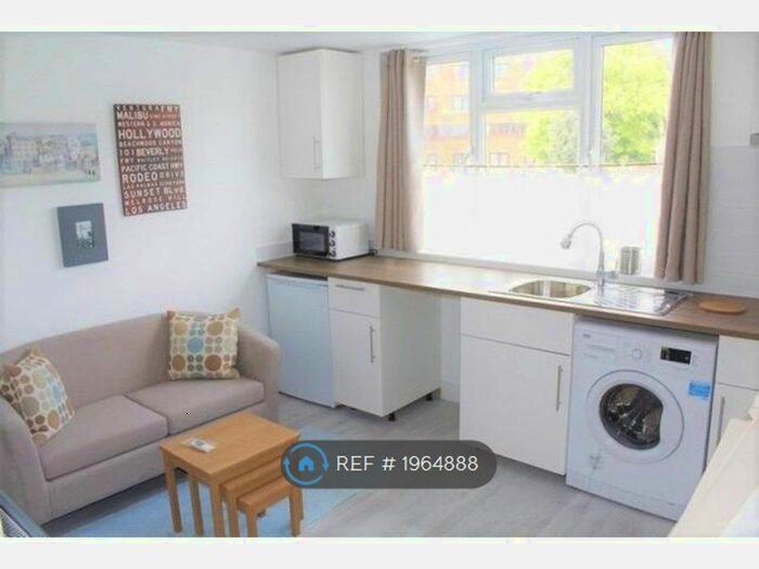 Studio To Rent In Wood Green, London, N22