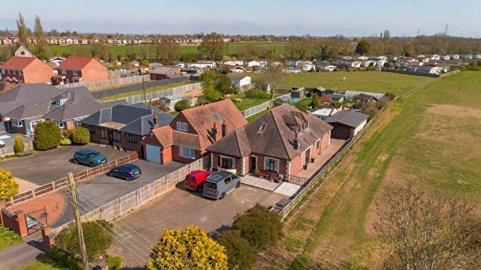 4 Bedroom Bungalow For Sale In Nuneaton Road, Bulkington, Bedworth, Warwickshire, CV12