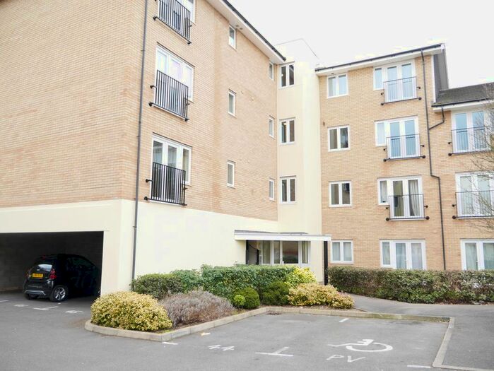 2 Bedroom Flat To Rent In Waterfall Close, Hoddesdon, EN11
