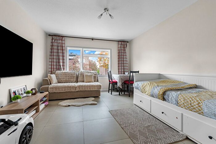 1 Bedroom Flat For Sale In Whitley Close, Stanwell, Staines-Upon-Thames, TW19