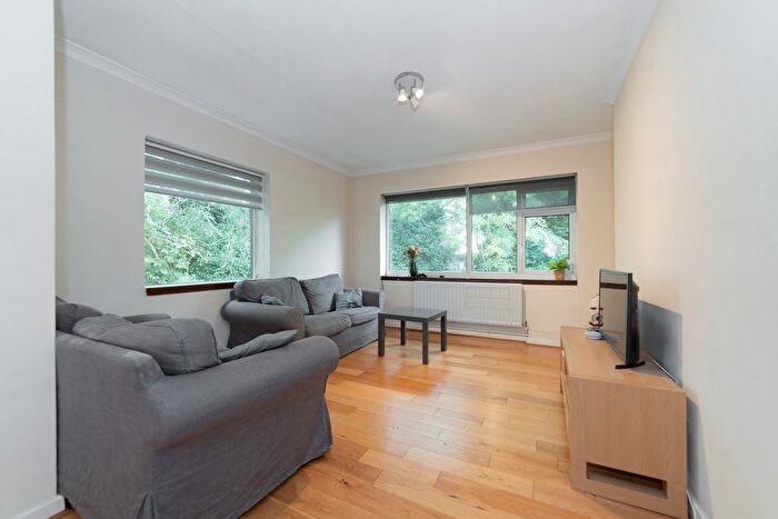 2 Bedroom Flat To Rent In Woodside Avenue, London, N12