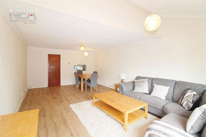 4 Bedroom Town House To Rent In Cardinal Close, Caversham, Reading, RG4