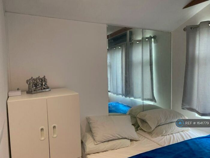 1 Bedroom Flat To Rent In Wood Lane, Dagenham, RM9