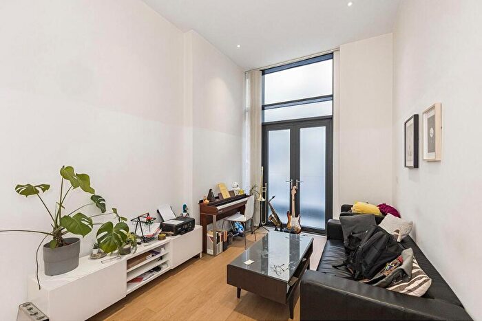 2 Bedroom Apartment For Sale In Violet Road, Bow, E3