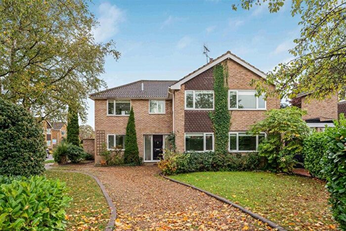 4 Bedroom Detached House To Rent In Brackendale Grove, Harpenden, AL5