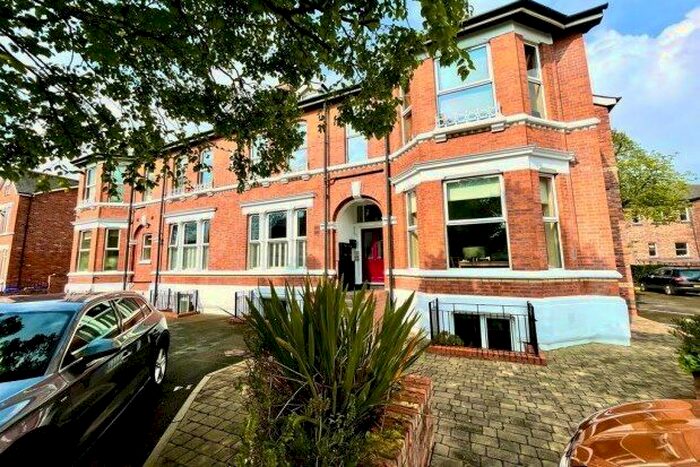 2 Bedroom Flat To Rent In Lyndhurst Court, Manchester, M21