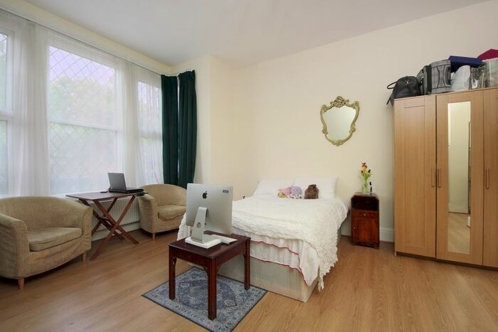 Studio To Rent In Uxbridge Road, London, W3