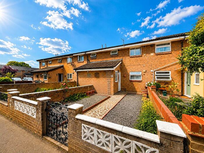 3 Bedroom Terraced House For Sale In Jubilee Close, Stanwell, TW19