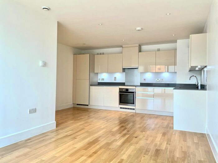 2 Bedroom Flat To Rent In Derry Court, Streatham High Road, London, SW16