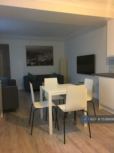 5 Bedroom Semi-Detached House To Rent In Broadlands Road, Southampton, SO17