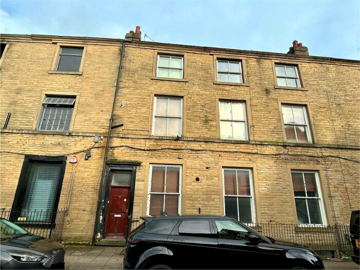 2 Bedroom Apartment To Rent In Lord Street, Halifax, West Yorkshire, HX1