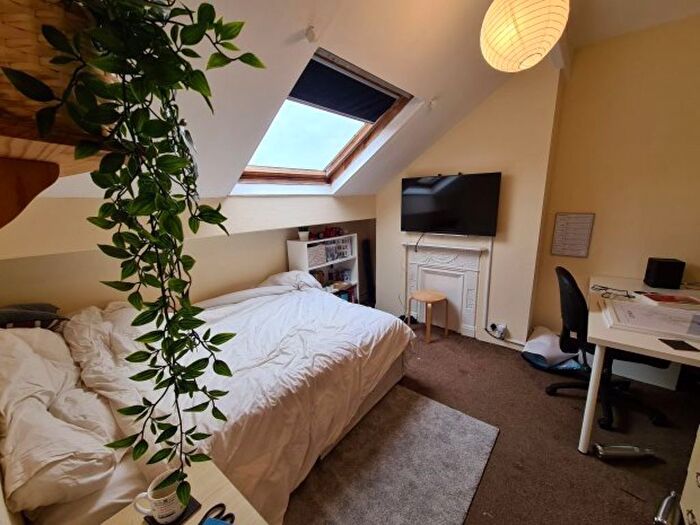 6 Bedroom Semi-Detached House To Rent In Brudenell Road, Leeds, LS6