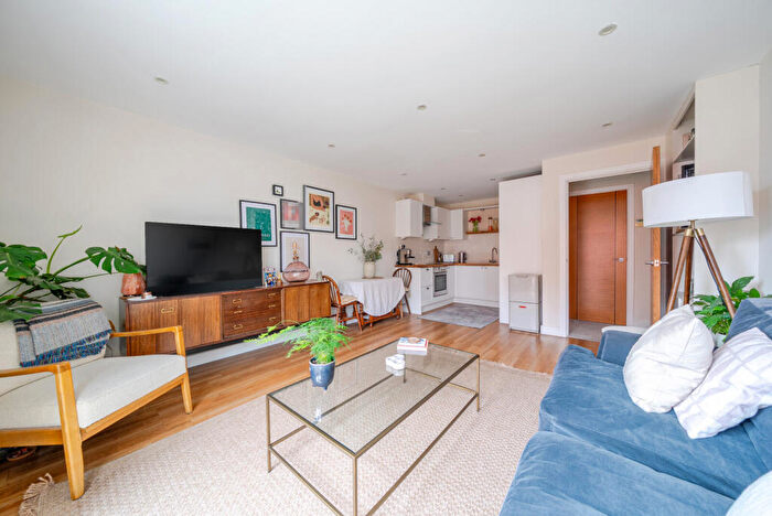 1 Bedroom Flat For Sale In Walnut Tree Close, Guildford, GU1