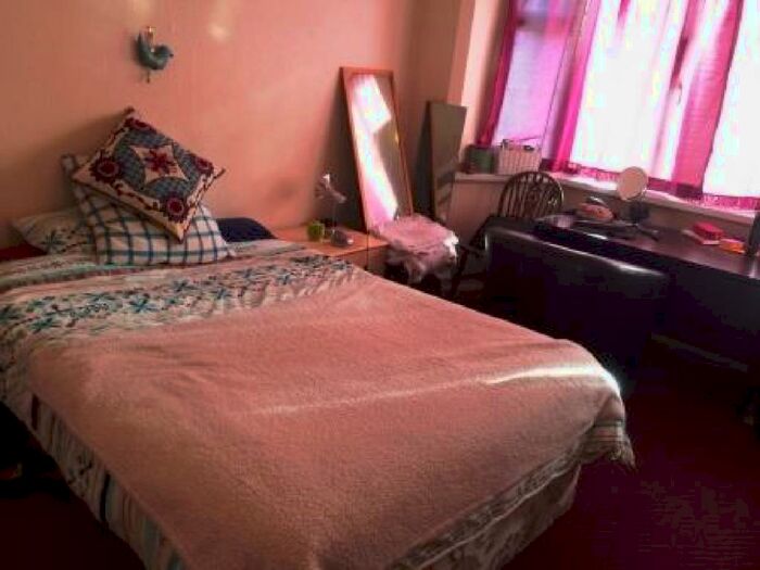 2 Bedroom Flat To Rent In Weoley Court, Birmingham, West Midlands, B29